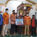 Wagub Sumbar Audy Joinaldy saat menyerahkan bantuan di Masjid Jihad Payakumbuh