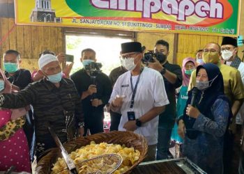 Sandiaga Uno dan Andre Rosiade saat mengunjungi Sanjai Limpapeh.