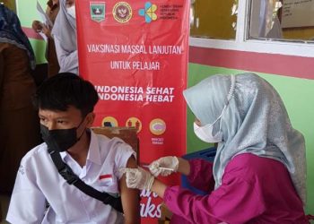 Vaksinasi Massal Lanjutan Untuk Pelajar dan Masyarakat  door to door di Pesisir Selatan
