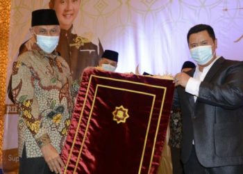Pengusaha Minang Rifo Darma Saputra saat menyerahkan sajadah secara simbolis kepada Gubernur Sumbar Mahyeldi Ansharullah