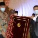 Pengusaha Minang Rifo Darma Saputra saat menyerahkan sajadah secara simbolis kepada Gubernur Sumbar Mahyeldi Ansharullah