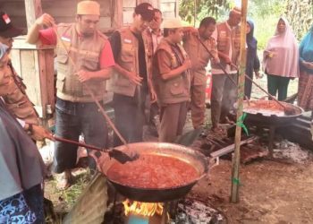 Pengurus PMS dan masyarakat memasak rendang untuk korban erupsi Gunung Semeru