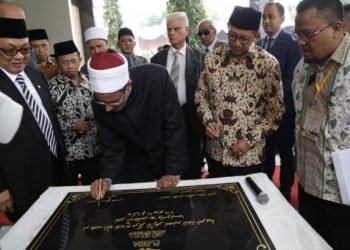 Peresmian Pusat Studi Islam dan Bahasa Arab (PUSIBA) Al Azhar di Indonesia, di Universitas Islam Assyafiiyyah, Jatiwaringin, Bekasi.