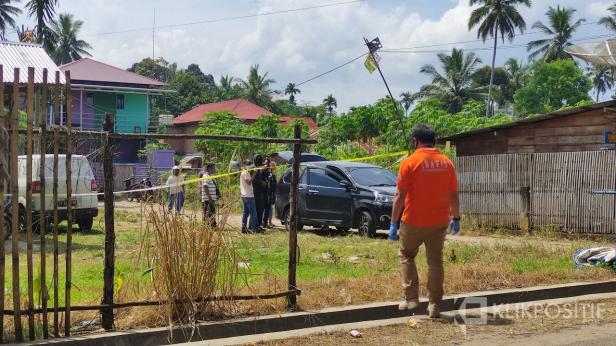 Suasana di lokasi penggeledahan sebuah rumah di Payakumbuh oleh Densus dan Kepolisian