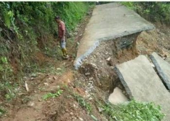 Kondisi jalan yang ambles di Koto Pulai Lengayang-Pessel