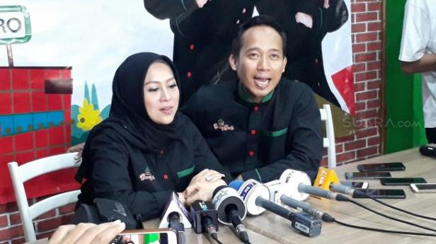 Denny Cagur dan istrinya, Santi Widihastuti di kawasan Bintaro, Jakarta Selatan, Minggu (7/4/2019).