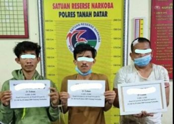 Ketiga Tersangka, J, HMN dan GV serta barang bukti di Mapolres Tanah Datar