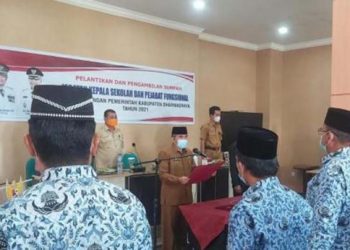 ekretaris Daerah Kabupaten Dharmasraya, Adlisman, melantik dan mengambil sumpah jabatan Pejabat Fungsional di lingkungan Pemerintah Kabupaten Dharmasraya, Selasa, 5 Oktober 2021