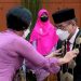 Sekjen Keme.ndikbudristek Ir. Suharti, MA, PhD memasangkan kalung direktur kepada Surfa Yondry yang dilantik menjadi Direktur Politeknik Negeri Padang untuk Periode 2021-2025
