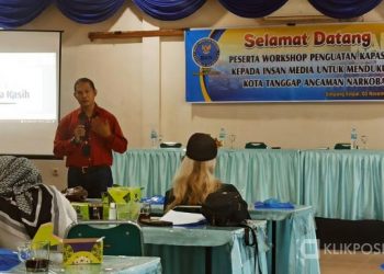 Salah seorang pemateri acara workshop dari Koresponden Indosiar/SCTV Sumbar, Juhardio Anse tentang Citizen Journalism