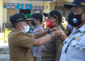 Bupati Eka Putra menyematkan tanda personel Tim Gabungan Pengamanan Ramadan