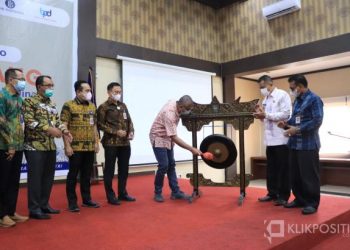 Wali Kota Payakumbuh bersama Direktur Utama Bank Nagari Muhammad Irsyad saat meluncurkan Program MaRandang di Payakumbuh