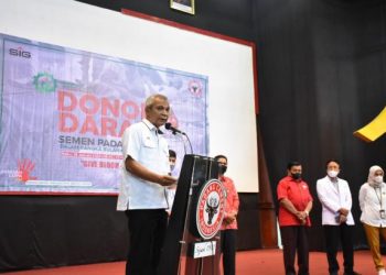 Plt Direktur Utama PT Semen Padang Asri Mukhtar ketika membuka kegiatan donor darah di GSG Semen Padang, Rabu (19/1/2022)