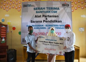 Direktur Keuangan PT Semen Padang Muhammad Tubagus Dharury (paling kanan) menyerahkan bantuan CSR dari SIG secara simbolis kepada salah satu kelompok tani di Pasaman. Penyerahan bantuan peralatan pertanian dengan nilai total Rp170  juta itu disaksikan anggota DPR RI dari Komisi VI, Nevi Zuairina.