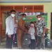 Lurah Lambung Bukit Yusrizal (dua dari kiri), menyerahkan bantuan paket pendidikan dari PT Semen Padang kepada salah satu pelajar dari RTM di Lambung Bukit.