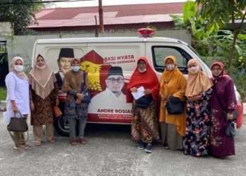 Wakil Ketua DPD Gerindra Sumbar Nurhaida bersama Wakil Sekretaris Zulkifli, foto bersama dengan pengurus Shelter Uku usai menyerahkan bantuan dari Andre Rosiade.