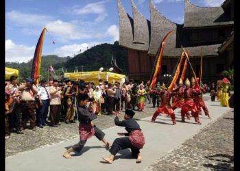 Penampilan kesenian tradisional Silat saat penyambutan tamu di Istano Basa Pagaruyung.