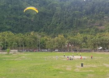 Keakraban tim Paralayang Sumbar di posko kontingen usai tim beregu putra melakukan pendaratan.