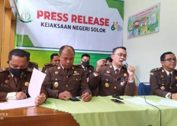 Kajari Solok, Donny Haryono Setiawan (dua dari kanan) memberikan keterangan terkait kasus dugaan korupsi yang ditangani Kejari Solok