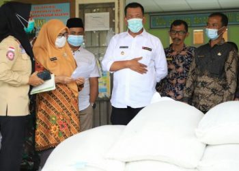 Bupati Pessel, Rusma Yul Anwar saat menyerahkan bantuan bencana banjir di IV Jurai dan Bayang