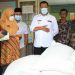 Bupati Pessel, Rusma Yul Anwar saat menyerahkan bantuan bencana banjir di IV Jurai dan Bayang