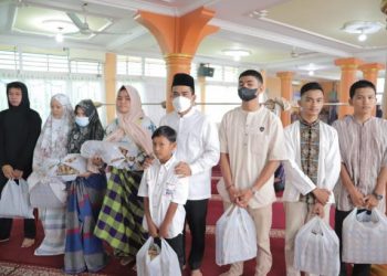 Wawako Solok, Dr. Ramadhani Kirana Putra saat menyerahkan santunan pada anak yatim di masjid As Syura Pandan