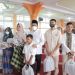 Wawako Solok, Dr. Ramadhani Kirana Putra saat menyerahkan santunan pada anak yatim di masjid As Syura Pandan