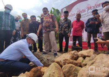 Walikota Payakumbuh Riza Falepi didampingi Rektor UMSB Riki Saputra saat melakukan peletakan batu pertama pembangunan masjid di Kampus IV UMSB Payakumbuh