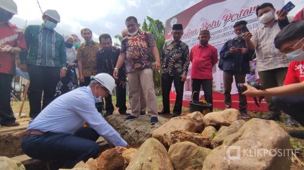 Walikota Payakumbuh Riza Falepi didampingi Rektor UMSB Riki Saputra saat melakukan peletakan batu pertama pembangunan masjid di Kampus IV UMSB Payakumbuh