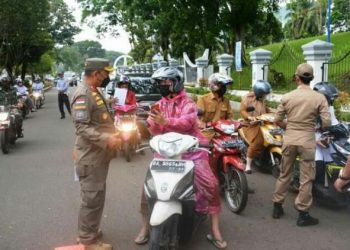 Pemeriksaan QR Code Peduli Lindungi di Kantor Bupati Tanah Datar