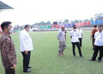 Wali Kota Solok, H. Zul Elfian Umar bersama tim meninjau stadion Kebogiri Boyolali