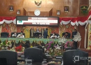 Ketua DPRD Dodi Hendra tinggalkan ruangan sidang