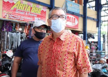 Wali Kota Riza Falepi saat melakukan sidak ke Pasar Payakumbuh kemarin.