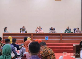 Wali Kota Payakumbuh Riza Falepi saat rapat bersama Forkopimda terkait penanganan kasus COVID-19 di Balai Kota Payakumbuh