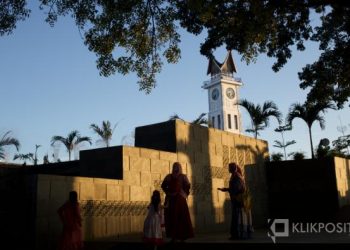 Wisatawan menikmati matahari pagi di Bukittinggi