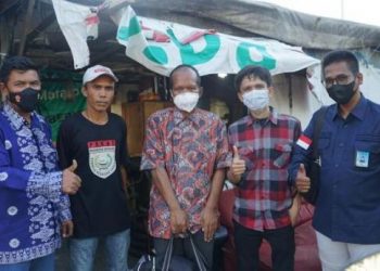 Tim Andre Rosiade mengantarkan Ujang (47) yang sempat ditemukan tidur di trotoar Jakarta ke Kota Padang, Sabtu (24/7).