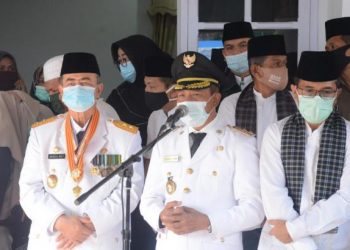 Wabup Tanah Datar Zuldafri Darma didampingi Wagub Sumbar Nasrul Abit melepas jenazah Almarhum Bupati Irdinansyah Tarmizi di Gedung Indo Jolito Batusangkar