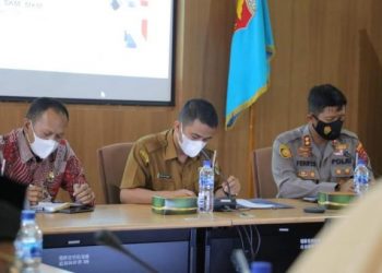 Wawako Solok, Dr. Ramadhani Kirana Putra memimpin rapat monev vaksinasi Covid-19 di Balaikota Solok