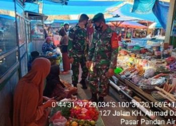 Tim Koramil Kubung memberikan sosialisasi terhadap pedagang dan pengunjung pasar raya Solok