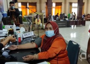 Sekretaris DPRD Solok Selatan Mardiana Saat Pemeriksaan Kesehatan Sebelum Diberikan Vaksin Covid-19