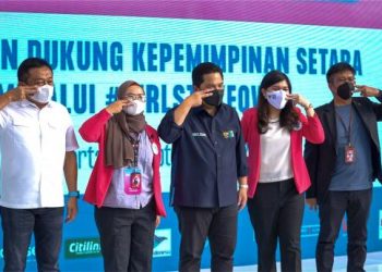 Rangkaian kegiatan Acting CEO Telkomsel Putri dimulai dengan memimpin jalannya rapat bersama Direktur Sales, Marketing, dan Network Telkomsel yang dilanjutkan dengan diskusi bersama karyawan-karyawan perempuan Telkomsel dalam sesi berbagi &apos;Woman in Tech Telkomsel&apos;.