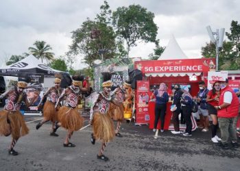 Telkomsel menjadi yang pertama menghadirkan jaringan 5G di Bumi Cenderawasih melalui showcase &apos;Telkomsel 5G Experience Center&apos; pada momentum PON XX Papua 2021 di Stadion Lucas Enembe Papua