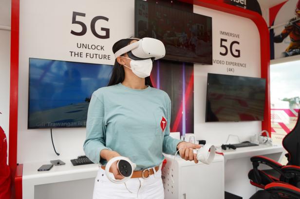 Telkomsel untuk pertama kalinya menggelar jaringan 5G di Kawasan Mandalika International Street Circuit serta menghadirkan beberapa showcase, seperti teknologi VR 360, 5G Robot, dan VR Cloud Gaming yang dapat dinikmati seluruh masyarakat dan pengunjung.