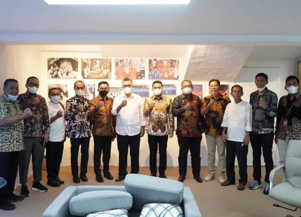 Bupati Solsel Khairunas didampingi Wakil Bupati Yulian Efi dan Ketua DPRD Zigo Rolanda saat bertemu Dr. Rildo Anwar di Jakarta