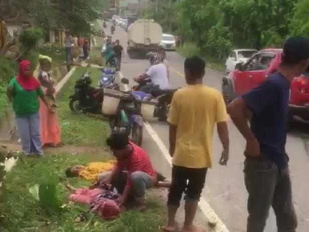 Dua korban yang diduga ibu dan anak tampak tergeletak di pinggir jalan kawasan Bukit Taratak Pessel