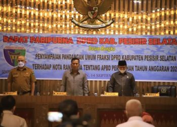 Paripurna pandangan umum fraksi DPRD Pessel terkait nota Ranpreda APBD-P 2021 dipimpin Wakil Ketua DPRD Pessel, Jamalus Yatim dihadiri Ketua DPRD Ermizen dan Pj.Sekda Luhur Budianda