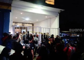 Polisi menggeledah bekas kantor FPI di Jalan Petamburan III, Jakarta Pusat, Selasa (27/4/2021).