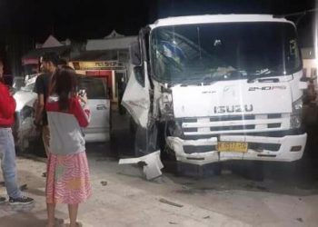 Dua unit minibus dan truk CPO usai kecelakaan