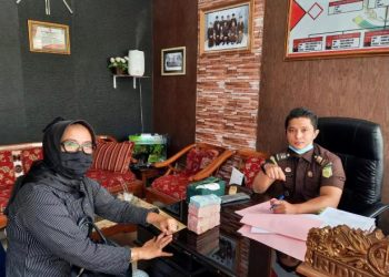 Kasi Pidum, Ridwan menerima pembayaran denda yang dilakukan oleh kuasa hukum terpidana kasus pembakaran hutan lindung di Saniang Baka Solok