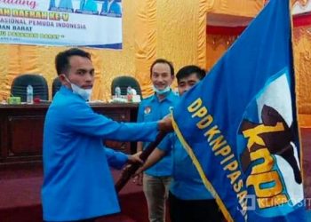 Penyerahan bendera pataka, dari Sekretaris DPD KNPI Propinsi Sumatera Barat Marta Suhendra ke Ketua terpilih DPD KNPI Kabupaten Pasaman Barat, Tri Tegar Marunduri (kiri)